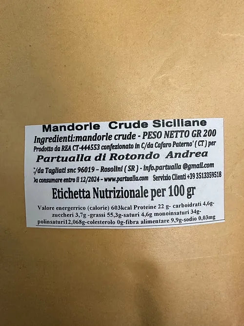 Mandorle sgusciate crude